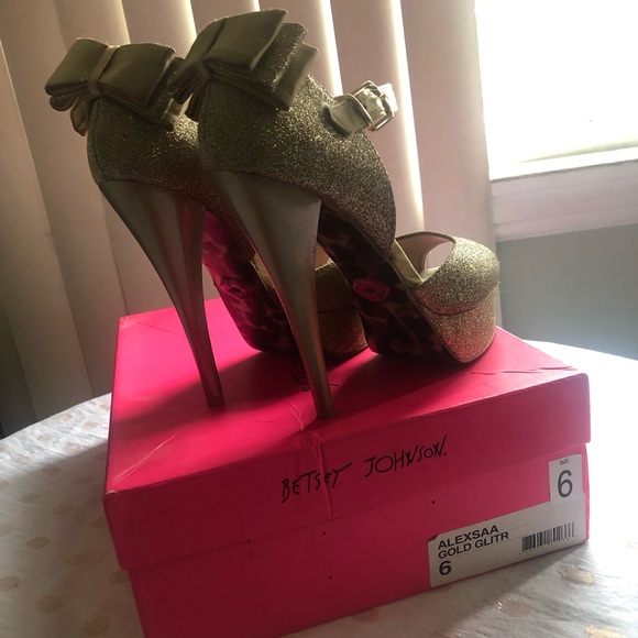 Betsey Johnson Gorgeous Alexsaa Gold Glitter Heels - Picture 5 of 7
